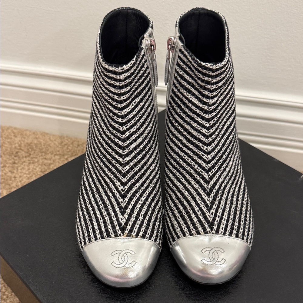 CHANEL Tweed & Silver Cap-Toe Ankle Boots – NEW WITH TAGS – Size 37.5/7,5US - Picture 2 of 10